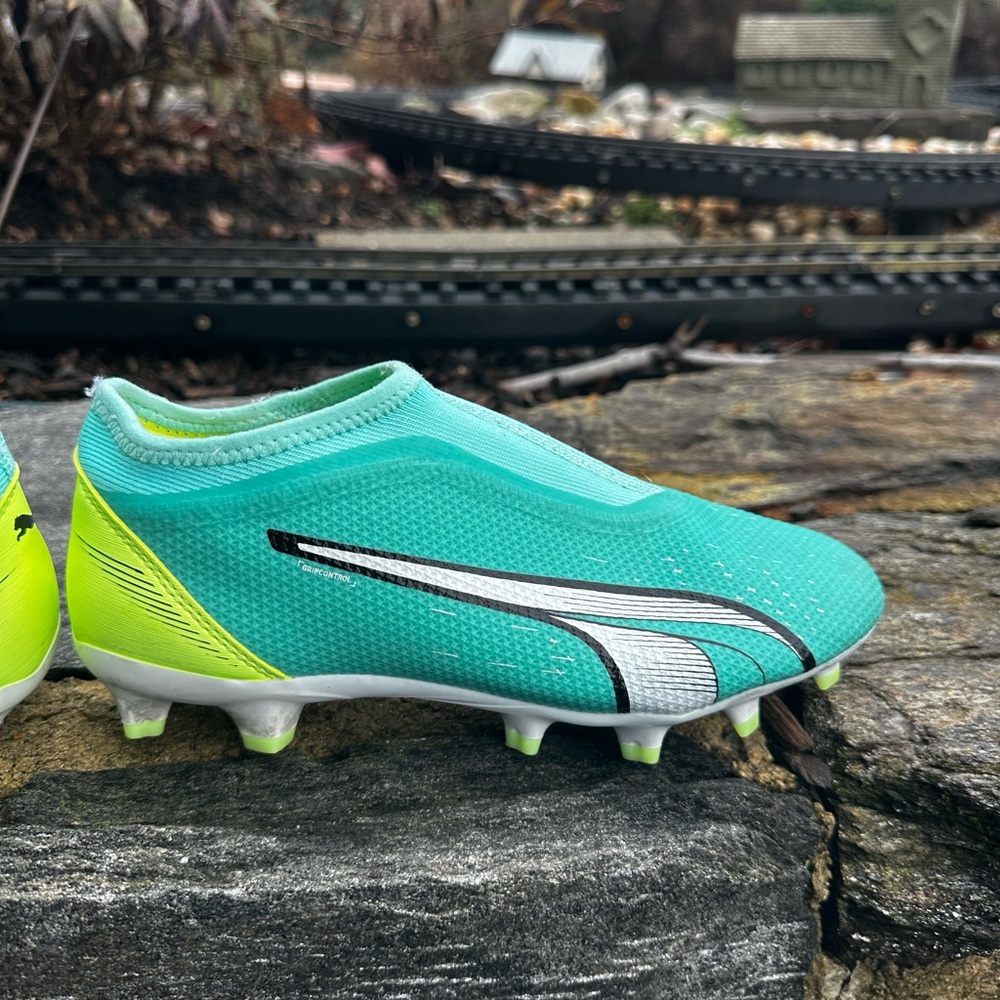 Puma women’s/youth soccer cleats